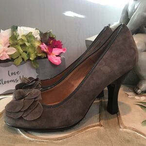 Sofft Suede Leather Pumps Heels Flower Rosette Detail Pin-Up Sz 9W NWOB